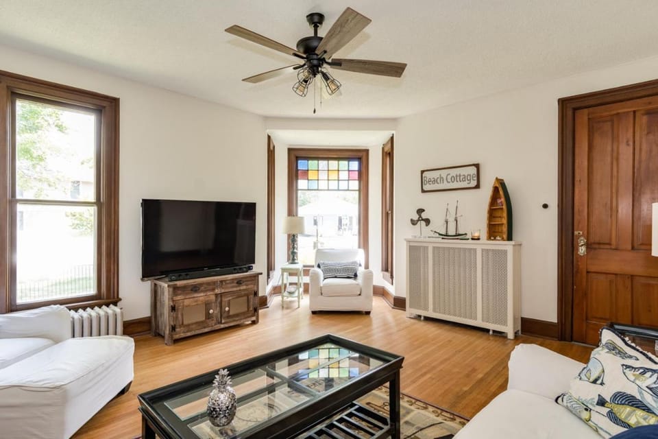 Historic Beach House 2 Blocks to Beach/Downtown w/Pool, Firepit, 7 BRs House in South Haven