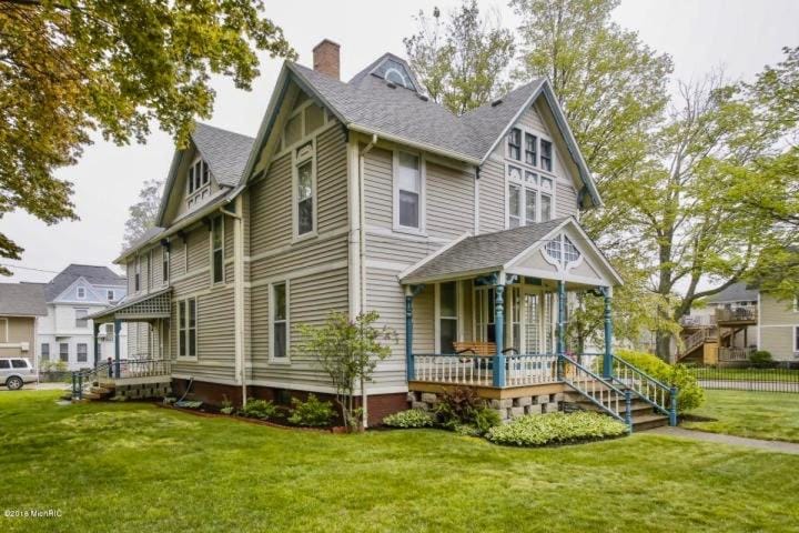 Historic Beach House 2 Blocks to Beach/Downtown w/Pool, Firepit, 7 BRs House in South Haven