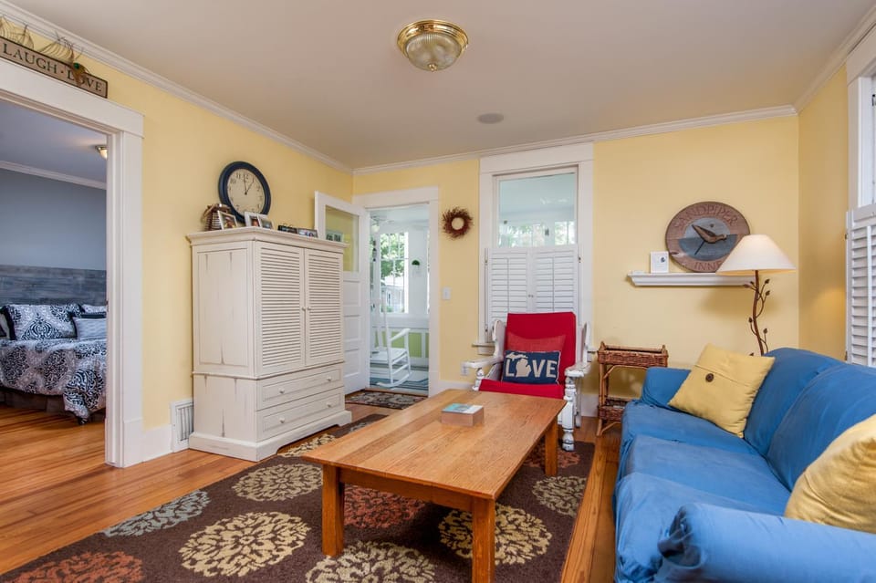 Cozy Cottage w/Sun Porch - 2 Blocks to Kids Corner & South Beach! House in South Haven