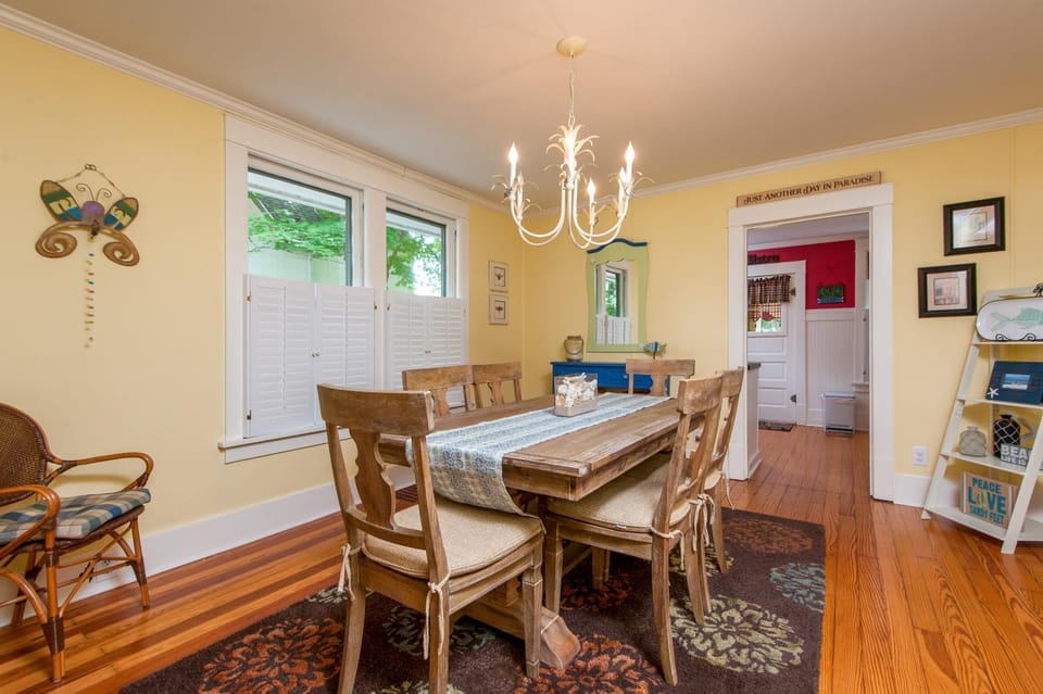 Cozy Cottage w/Sun Porch - 2 Blocks to Kids Corner & South Beach! House in South Haven