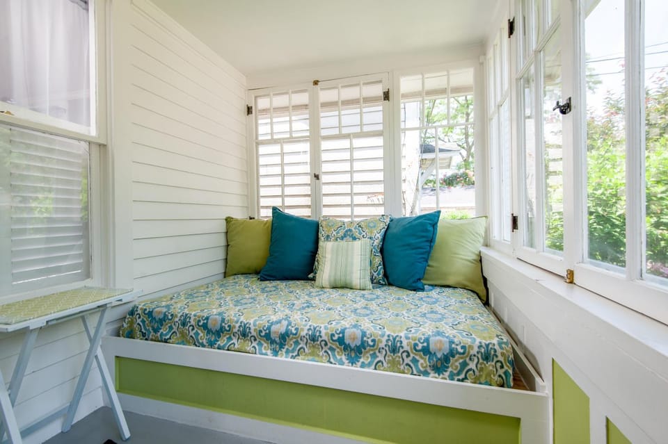 Cozy Cottage w/Sun Porch - 2 Blocks to Kids Corner & South Beach! House in South Haven