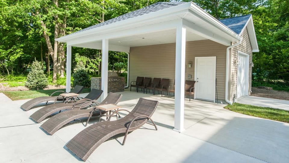 6 Bedroom w/Swimming Pool, Fire Pit & Home Theater - Walk to Beach House in South Haven
