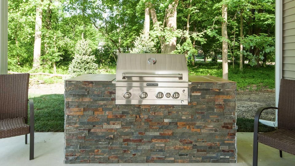 6 Bedroom w/Swimming Pool, Fire Pit & Home Theater - Walk to Beach House in South Haven