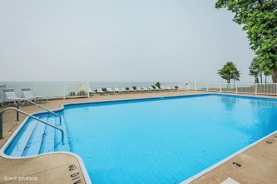 Luxury Retreat with Lake Views, Hot Tub, Fire Pit & Association Pool House in South Haven