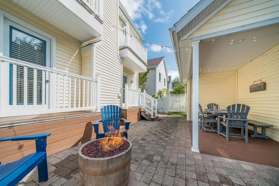 Renovated Home w/Fire Pit - 2 Blocks to Beach & Close to Town House in South Haven