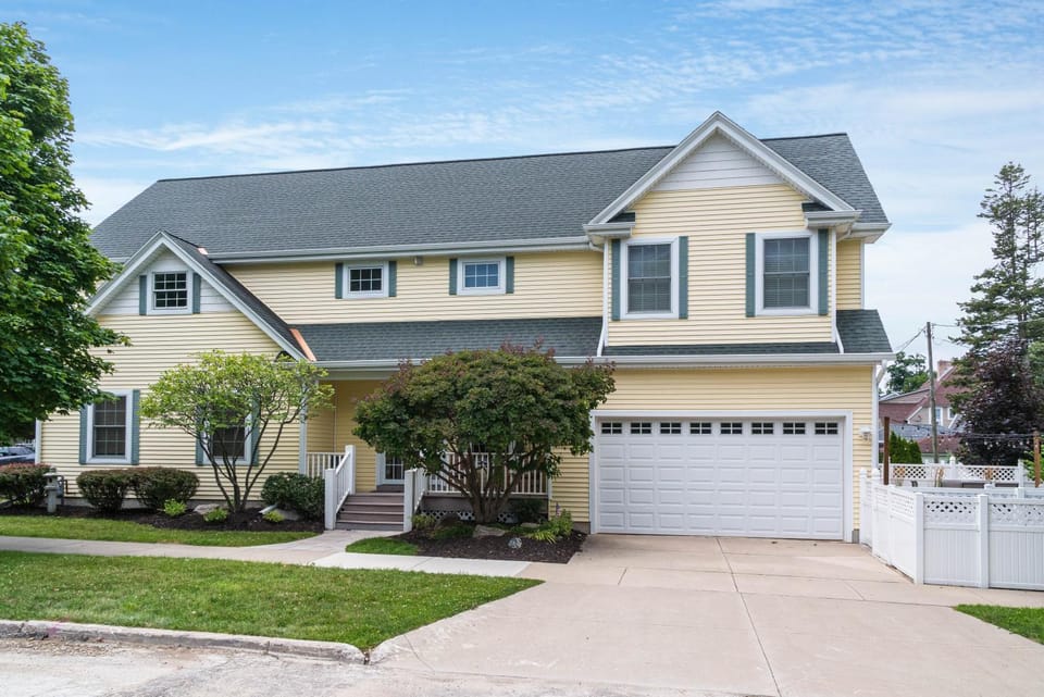 5 Bedroom Coastal Beach House - 2 Blocks to South Beach! House in South Haven