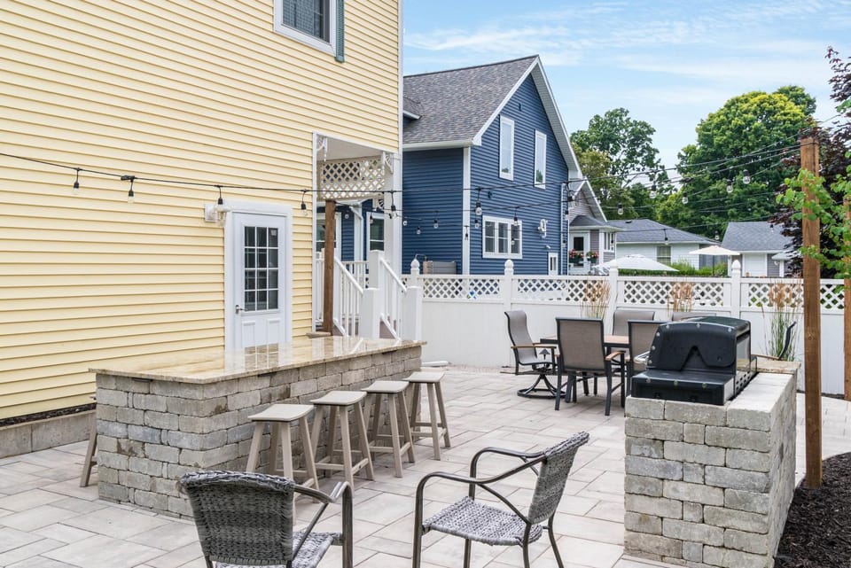 5 Bedroom Coastal Beach House - 2 Blocks to South Beach! House in South Haven