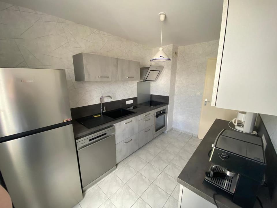 Coffee/tea facilities, dishwasher, microwave, oven, stove, toaster, kitchen