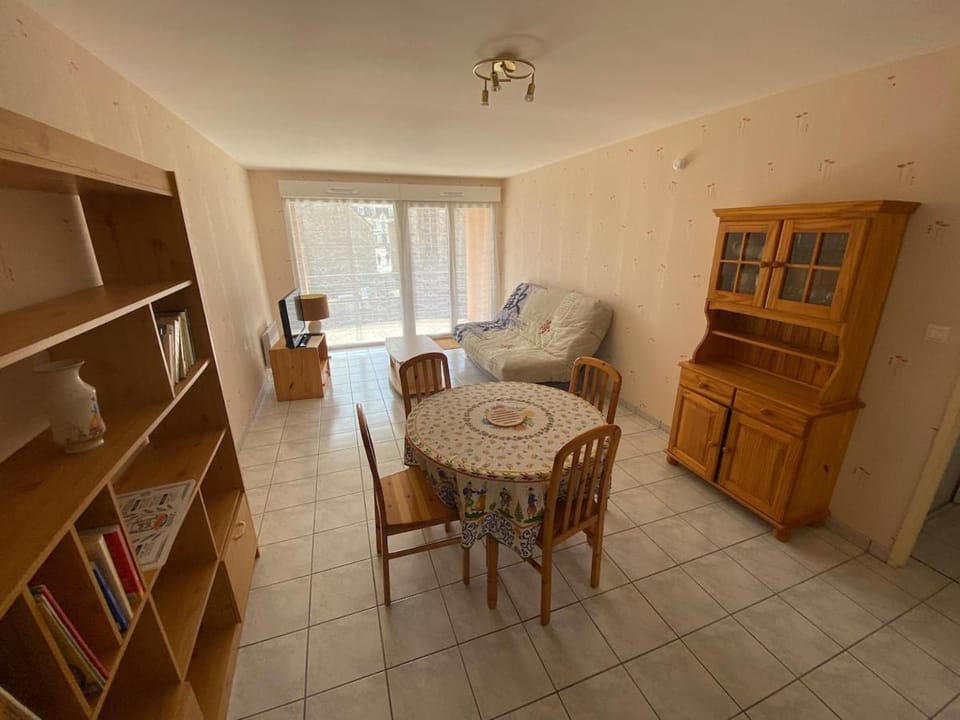TV and multimedia, Seating area, Dining area