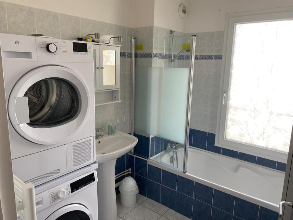 Bathroom, Bath, hair dryier, towels, washing machine, dryer