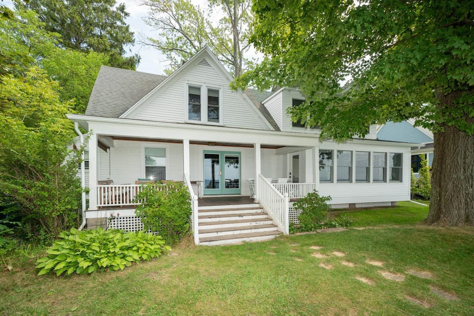 Lake Michigan Cottage w/Private Beach on North Shore Drive - 1 Mile to Downtown South Haven House in South Haven