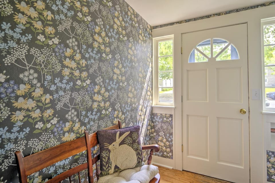 Charming Bungalow Near South Beach & Kid's Corner Park House in South Haven