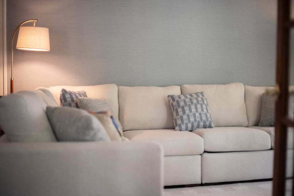 Charming Bungalow Near South Beach & Kid's Corner Park House in South Haven