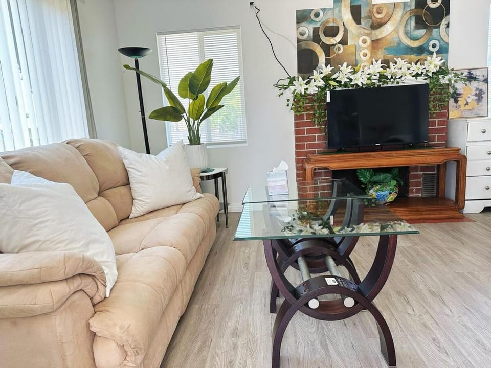 Spacious Family Home with 2 King Beds, Parking & Near 60 Freeway Villa in Hacienda Heights