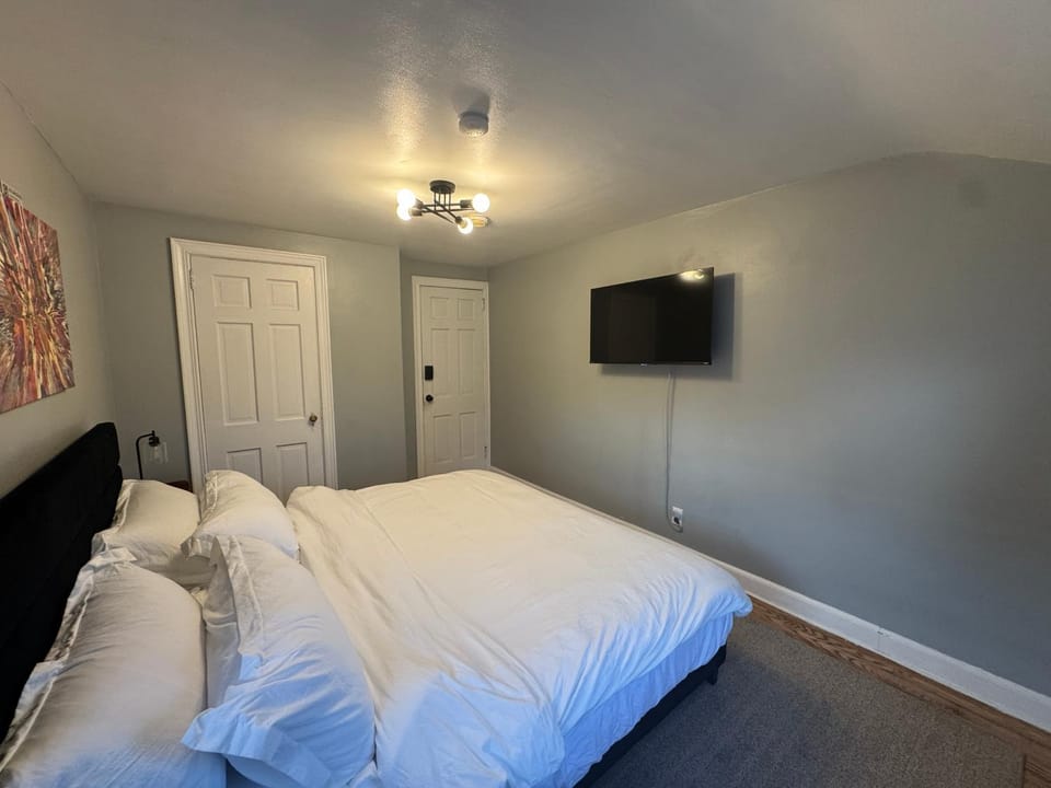 The EWR Transit Hub Modern 3BR Near Newark & NYC Apartment in Irvington
