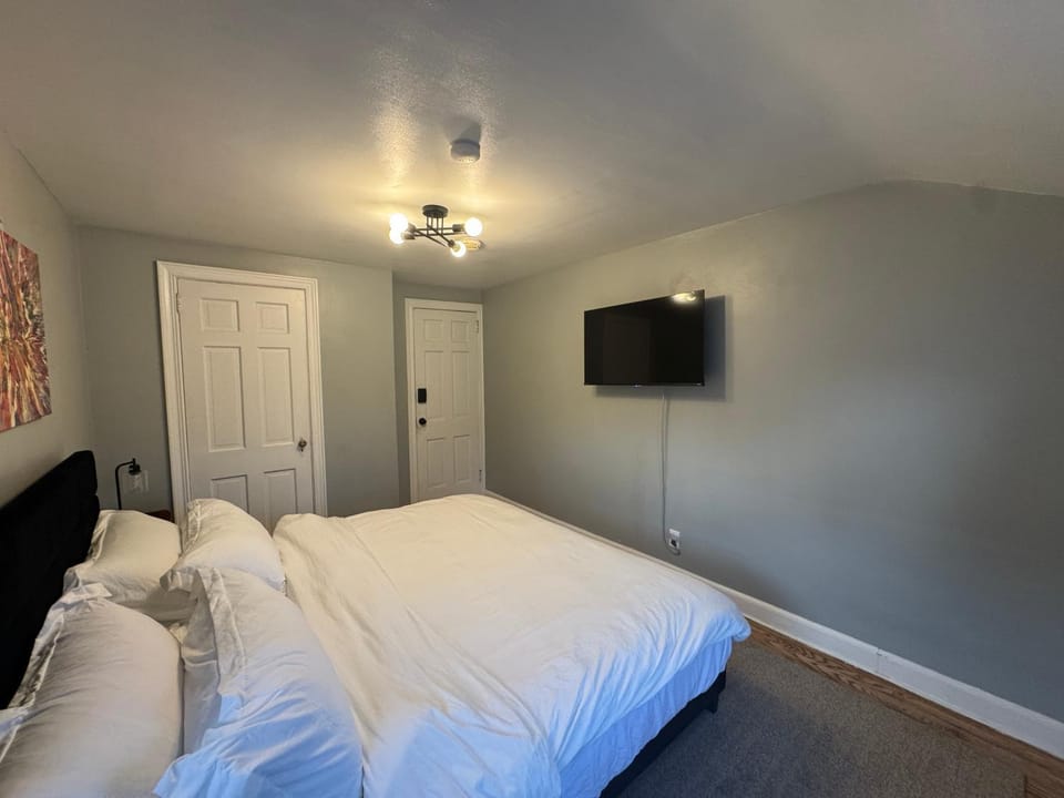 The EWR Transit Hub Modern 3BR Near Newark & NYC Apartment in Irvington