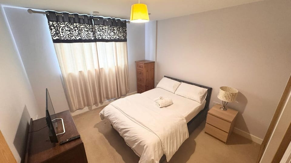 Bed, TV and multimedia, Photo of the whole room, Bedroom