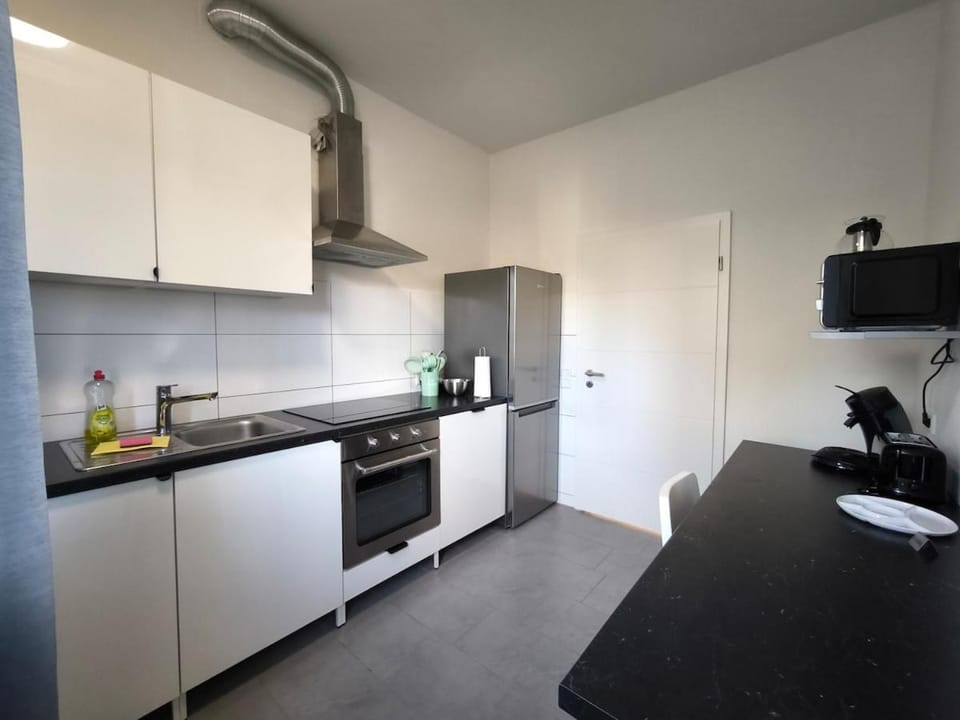 Coffee/tea facilities, Kitchen or kitchenette, dishwasher, oven, stove, toaster
