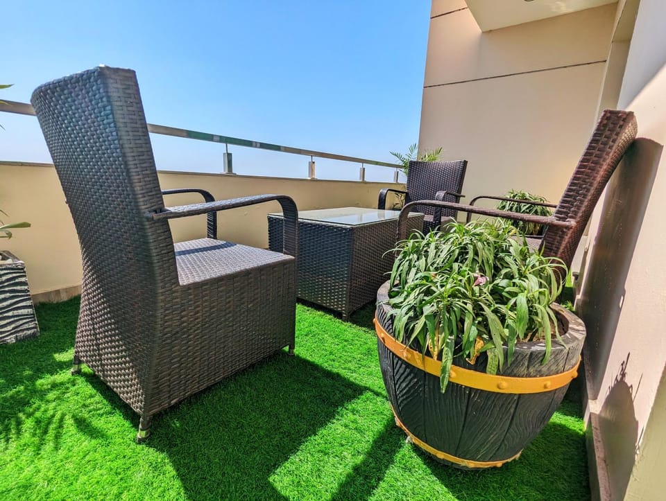 Patio, Communal lounge/ TV room, Spring, Day, Garden, View (from property/room), Balcony/Terrace, Living room, Seating area, Evening entertainment, Garden view