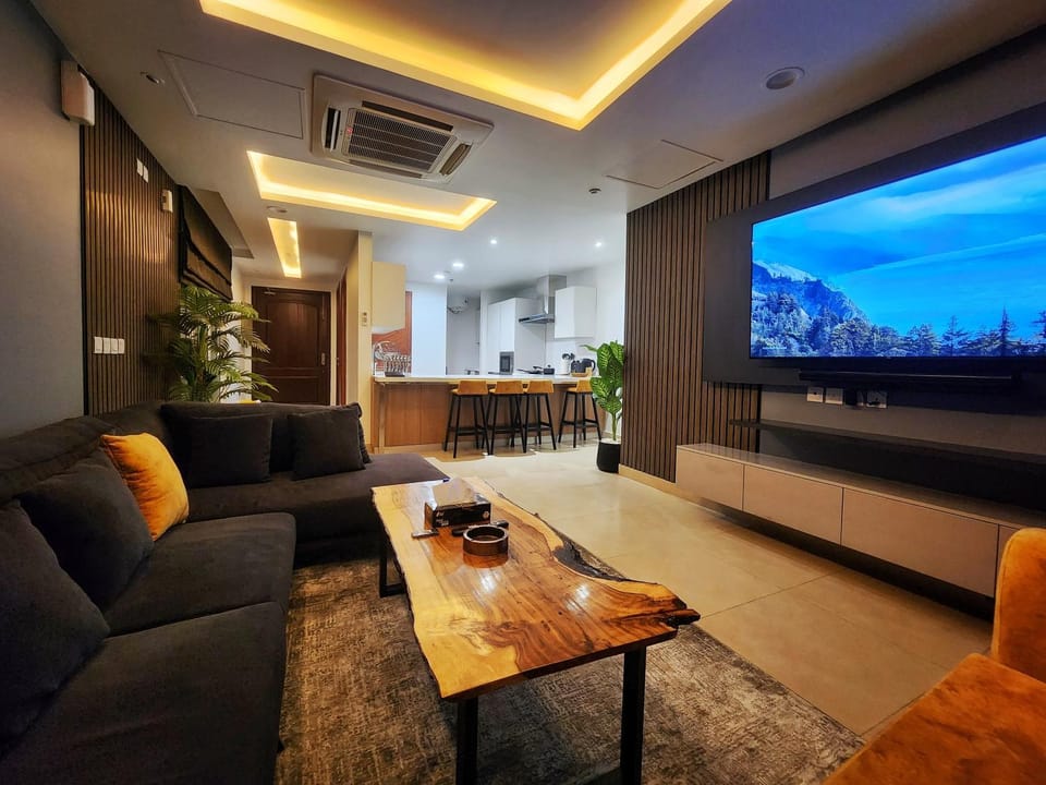Communal lounge/ TV room, TV and multimedia, Living room, Seating area, Evening entertainment