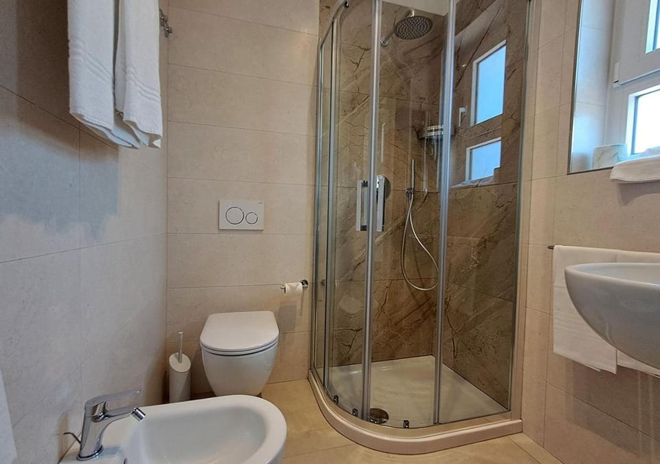 Shower, Toilet, Bathroom, bidet, towels