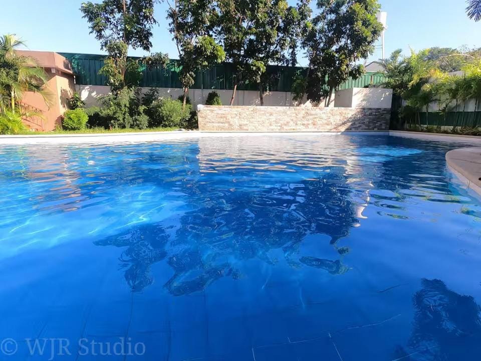 Cozy Alabang Condo with Pool and Near Malls & Airport Apartment hotel in Muntinlupa
