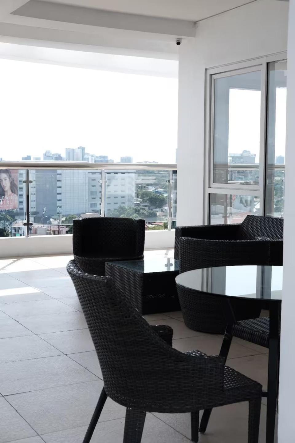 Cozy Alabang Condo with Pool and Near Malls & Airport Apartment hotel in Muntinlupa