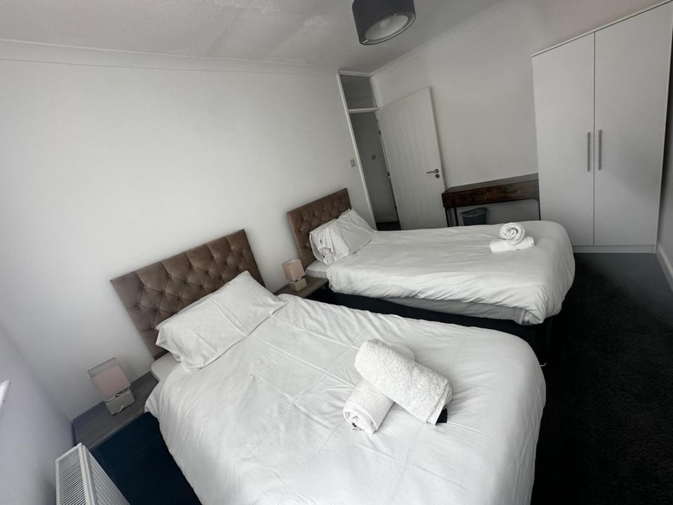 Bed, Photo of the whole room, Bedroom, internet, towels
