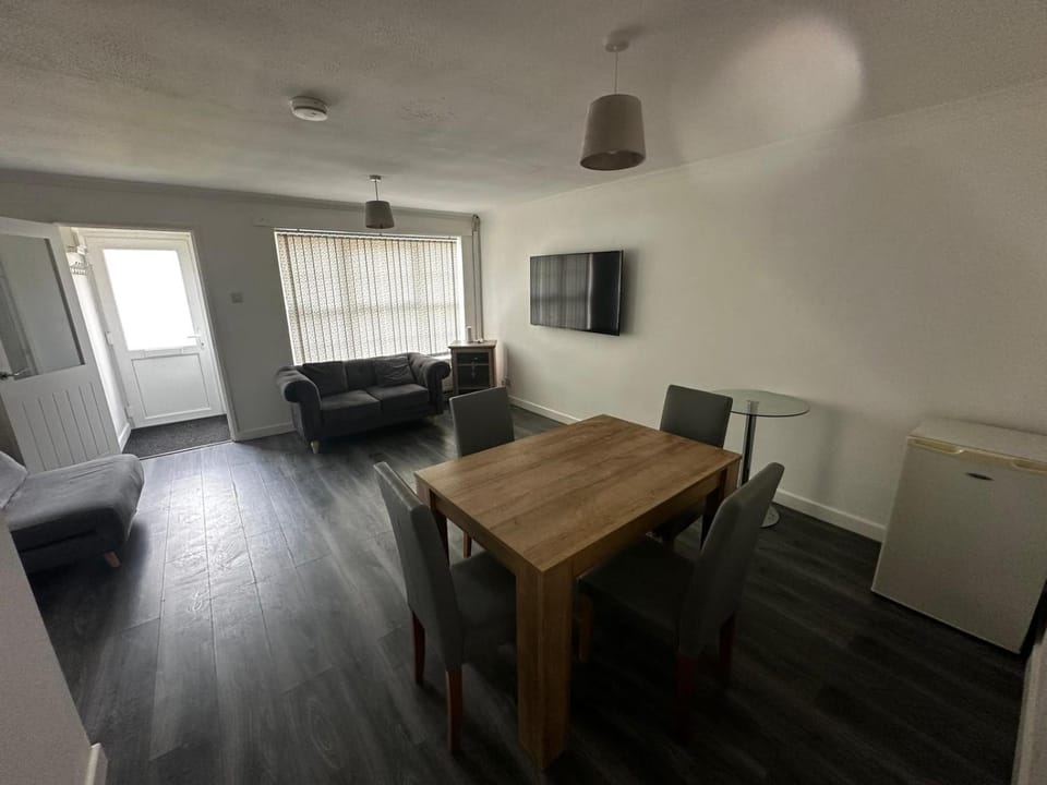 Communal lounge/ TV room, TV and multimedia, Living room, Seating area, Dining area, Evening entertainment, internet