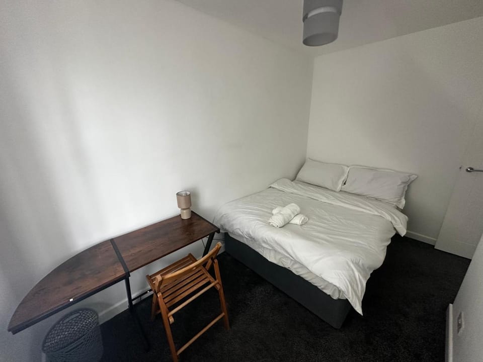 Bed, Photo of the whole room, Bedroom, internet, towels