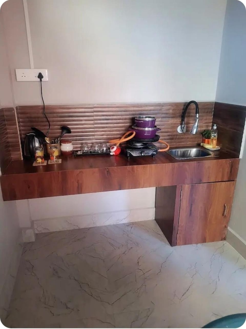 Coffee/tea facilities, Kitchen or kitchenette, stove