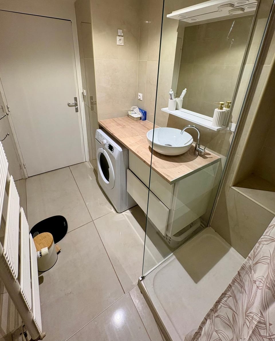 Large Studio Near Train station and Disney Apartment in Torcy