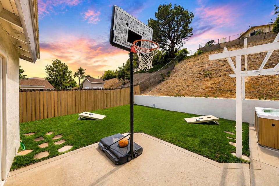 Spacious Home with Jacuzzi BBQ & Foosball House in Spring Valley