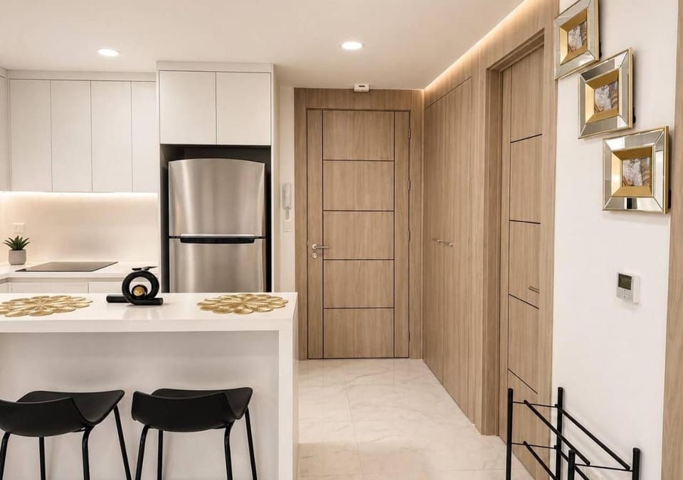 Kitchen or kitchenette, Dining area, minibar, oven, wardrobe