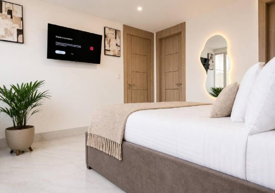 Bed, TV and multimedia, Living room, Photo of the whole room, Seating area, Bedroom, wardrobe