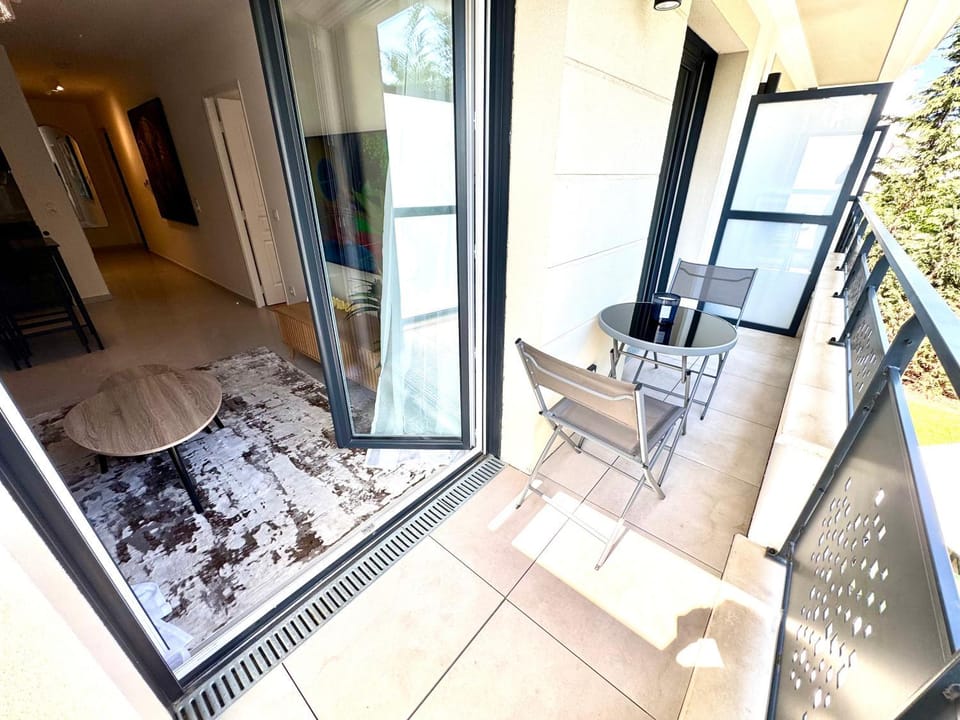 Superbe apt Neuf- Terrasse- Paris 15 min- RER Apartment in Gagny