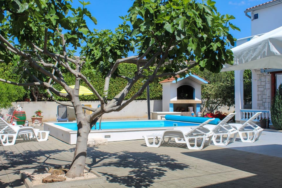 BBQ facilities, Garden, Swimming pool, sunbed