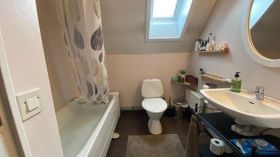 Shower, Toilet, Bath, towels