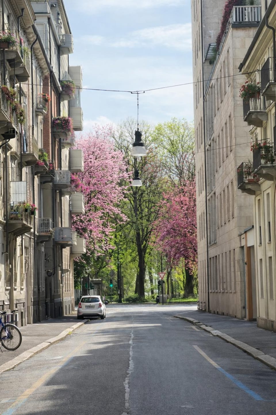 Property building, Neighbourhood, City view, Street view, Location, Parking