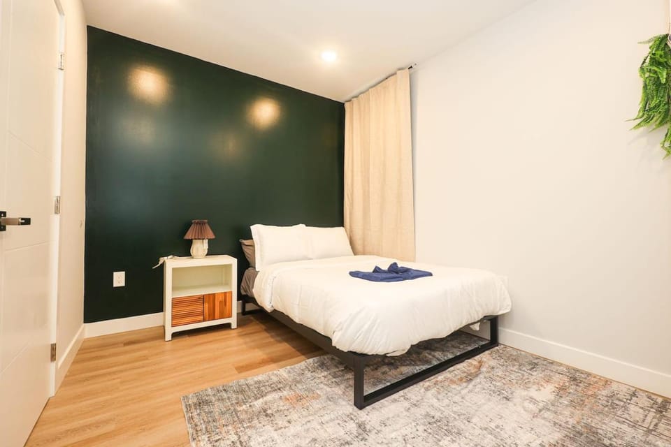 3Bdrm3Bath - Sleeps 10, WD, Wifi, Backyard, New Apartment in Philadelphia