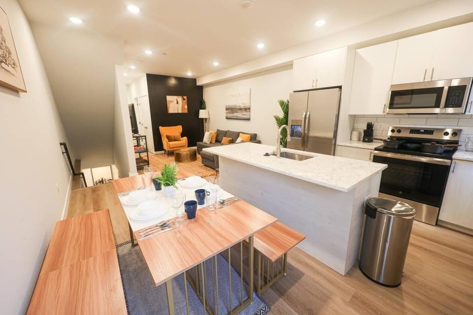 3Bdrm3Bath - Sleeps 10, WD, Wifi, Backyard, New Apartment in Philadelphia
