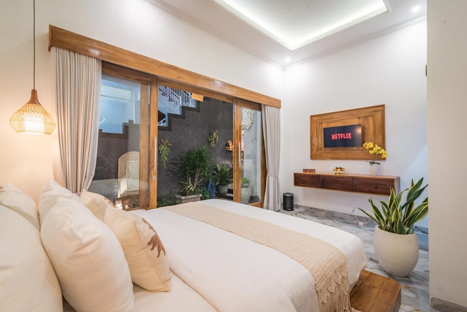 Bed, TV and multimedia, Bedroom