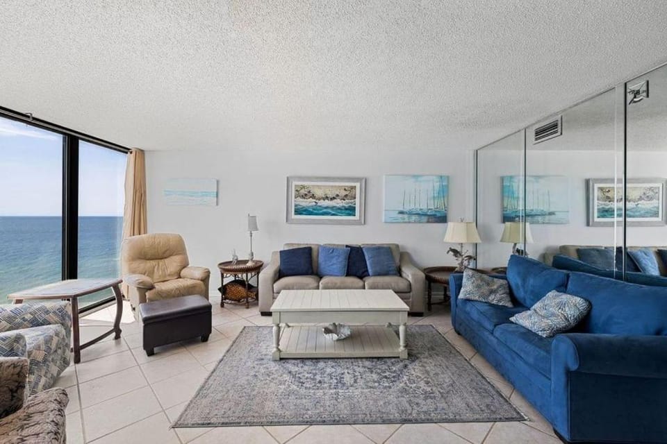 Rare Large Beachfront Penthouse Condo w600 sqft Rooftop Balcony & Beach Chairs Apartment in Panama City Beach