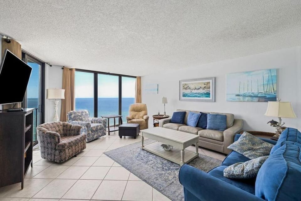 Rare Large Beachfront Penthouse Condo w600 sqft Rooftop Balcony & Beach Chairs Apartment in Panama City Beach