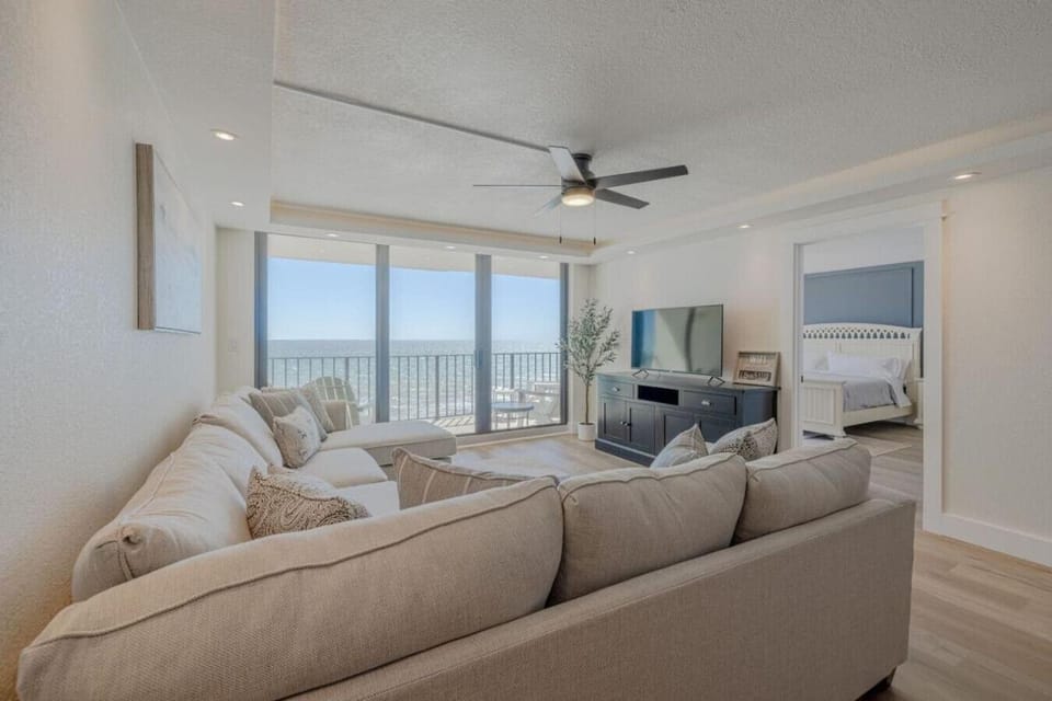 NEWLY RENOVATED Beachfront Edgewater Penthouse 3bd3ba FREE beach chairs Apartment in Panama City Beach