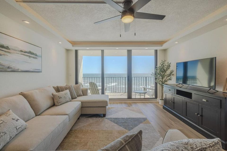 NEWLY RENOVATED Beachfront Edgewater Penthouse 3bd3ba FREE beach chairs Apartment in Panama City Beach
