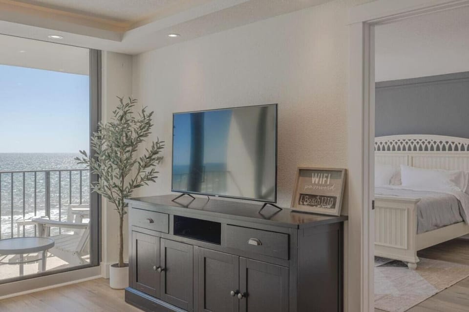 NEWLY RENOVATED Beachfront Edgewater Penthouse 3bd3ba FREE beach chairs Apartment in Panama City Beach