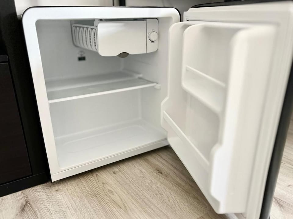 minibar, room service