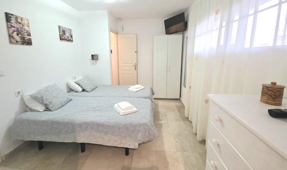 Bed, TV and multimedia, Photo of the whole room, Bedroom, towels, wardrobe
