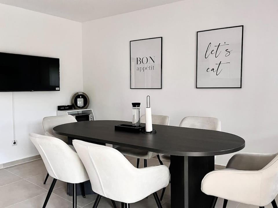 Dining area, kitchen
